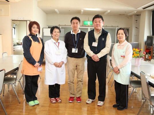 職員が並ぶ食堂  