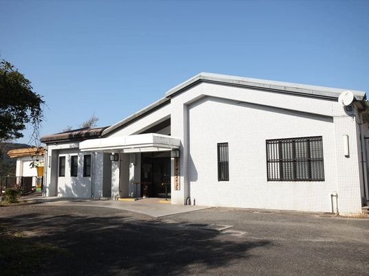 白い建物の外観  