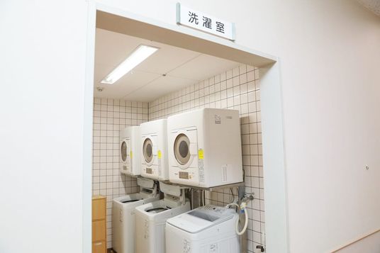 洗濯機が並ぶ洗濯室