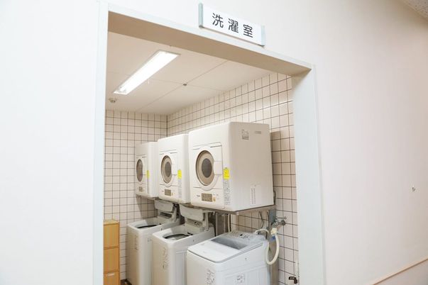 洗濯機が並ぶ洗濯室