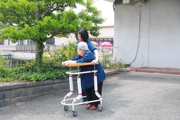 歩行訓練が行われる庭