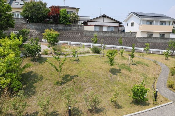 緑に囲まれた庭