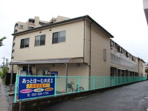 募集看板のある外観  
