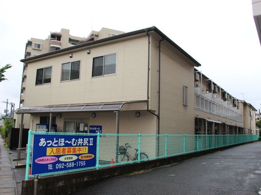 募集看板のある外観  
