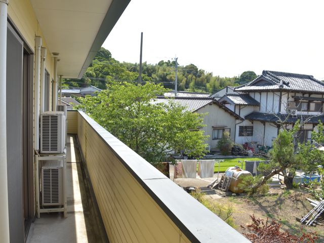 緑豊かな中庭 ベランダ 心地よい風を感じる開放的な中庭があり、日差しを浴びながら憩いの時間を過ごせる空間です。