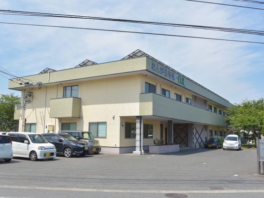明るい施設の外観
