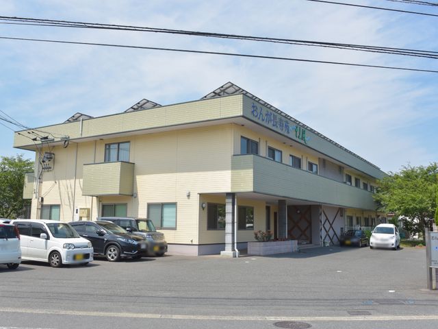 明るい施設の外観 外観 広々とした駐車場が確保されている外観で、ご家族も安心して訪れられます。花が飾られた入口は、歓迎のムードを演出しています。