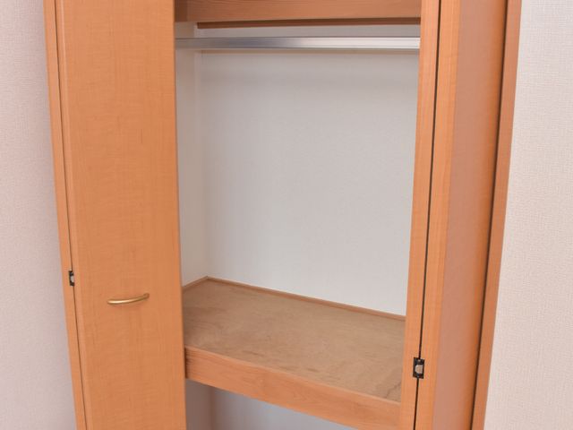 居室の整理整頓用クローゼット クローゼット 広々としたクローゼットが整備されており、個人の大切な品々をきちんと保管できます。プライバシーが保たれる空間作りに努めています。