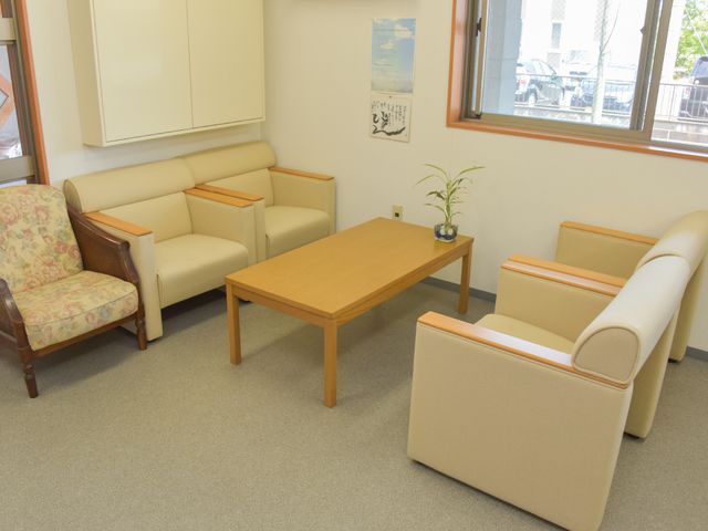 居心地の良い休憩室 応接間 窓の光が差し込む明るいラウンジで、植木が置かれているテーブルが心地よさを演出しています。ソファーが並び、安らぎのひとときを過ごすには最適な空間です。