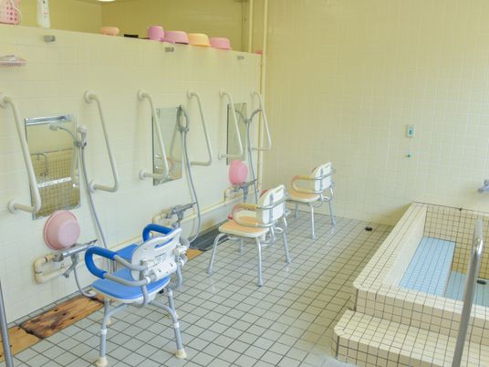 浴室の広々とした設備
