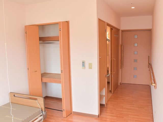 居室のクローゼットと廊下 居室 ゆったりとした居室には、整然とした収納スペースが備えられており、廊下も手すりが整って安心です。