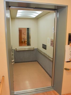広々とした明るいエレベーター