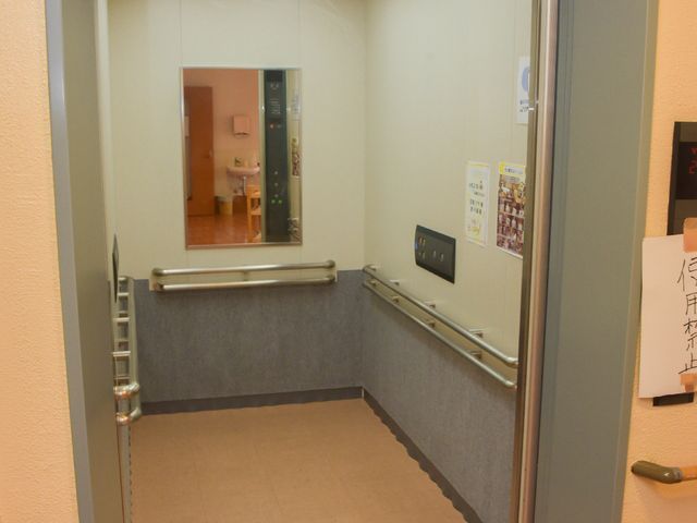 広々とした明るいエレベーター エレベーター ゆとりのあるエレベータは車椅子利用者にも配慮され、快適な移動をサポートします。