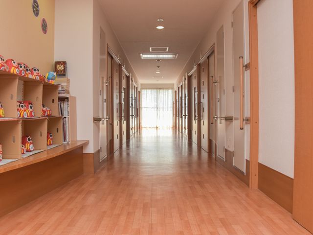 明るい廊下 廊下 ゆったりとした廊下は温かみのある木目調で、壁には色鮮やかなアクセントが施されています。廊下から自然光が差し込む包み込むような空間です。
