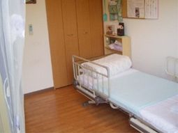 ベッドとクローゼットの部屋
