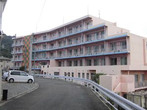 静かな建物の外観