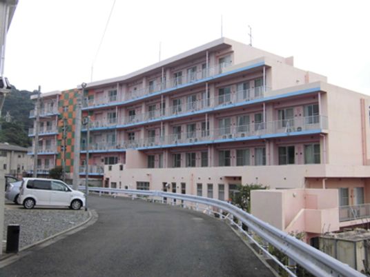 静かな建物の外観