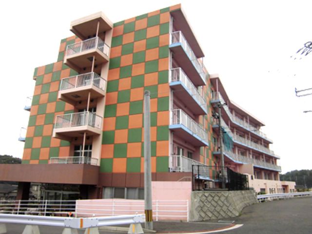 カラフルな外観の建物 外観 インパクトのあるカラーリングが特徴の建物です。明るい雰囲気が漂っています。