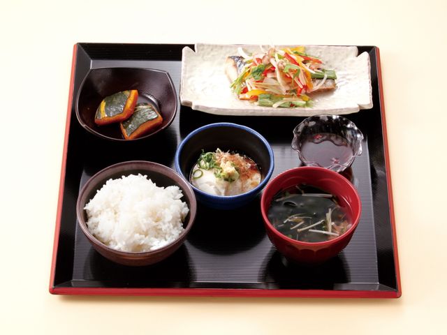 和食の食事セット 料理 彩り豊かな和食のセットです。バランスの取れたメニューで、美味しく健康的な食事が楽しめます。