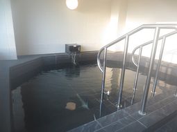 明るい廊下と扉並ぶ