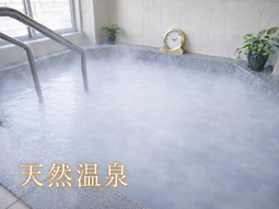 明るい廊下と扉並ぶ