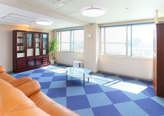 エントランスの明るい風景