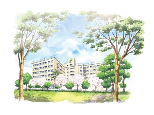 緑に囲まれた建物の外観  