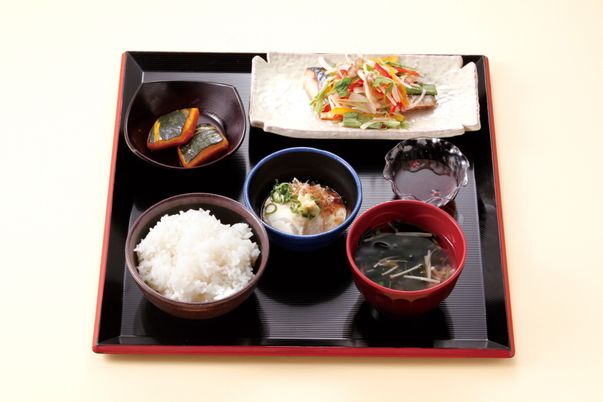 日中の落ち着いた食堂