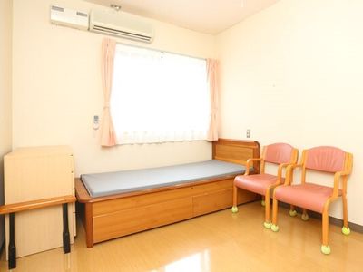 明るい居室の一角