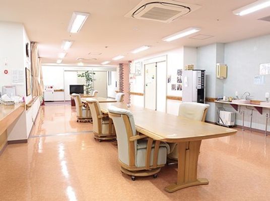 広々とした明るい食堂