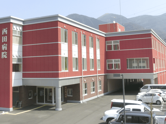 赤い外壁の建物外観  