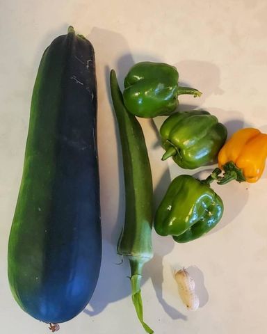 野菜の種類と状態 キッチン 新鮮な野菜が並ぶ台所は、栄養バランスを考えた食事作りの基盤です。手作りの温かい食事をお楽しみいただける環境が整っています。