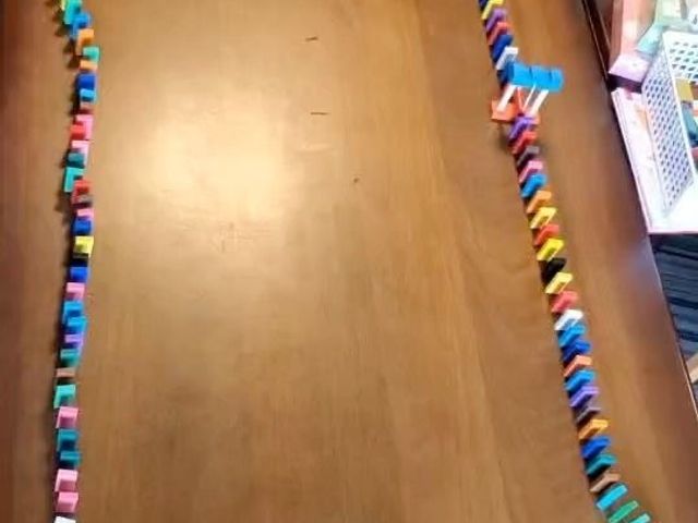 多彩なドミノが並ぶ居室 居室 テーブルに色とりどりのドミノを並べた居室です。楽しいアクティビティを通じて、心地よい時間を過ごすことができます。