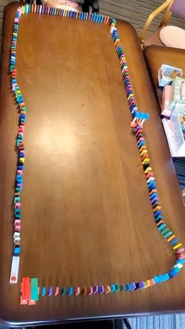 多彩なドミノが並ぶ居室 居室 テーブルに色とりどりのドミノを並べた居室です。楽しいアクティビティを通じて、心地よい時間を過ごすことができます。