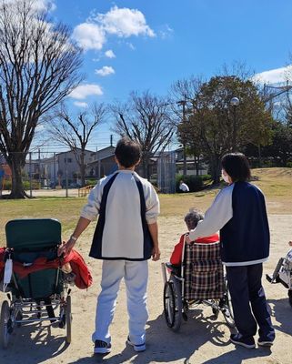外を歩くスタッフと利用者