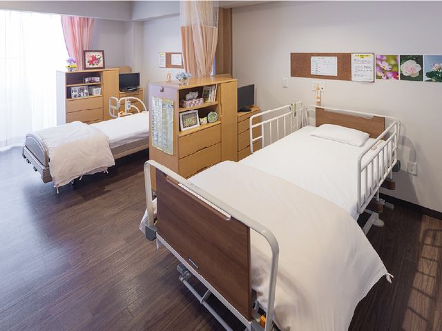 ゆったりとした居室 居室 清潔感あふれる居室には、必要な家具が配置されており、安心して生活を送れる空間です。