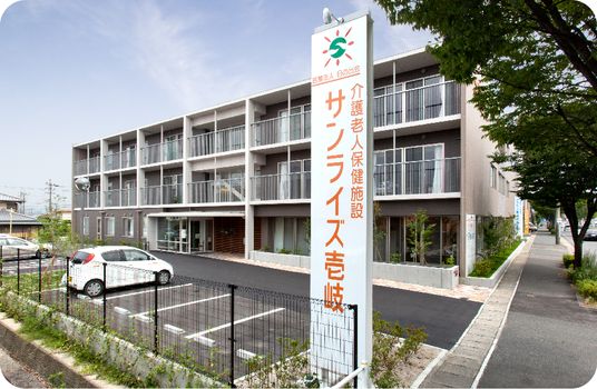 広々とした施設外観