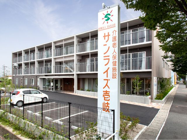 広々とした施設外観 外観 ゆとりの空間を持つ、落ち着いた色調の外観です。明るい日差しの中、心地よい生活をお過ごしいただけます。