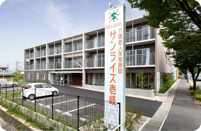 広々とした施設外観 外観 ゆとりの空間を持つ、落ち着いた色調の外観です。明るい日差しの中、心地よい生活をお過ごしいただけます。