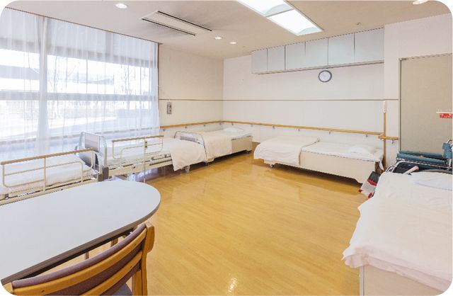 明るい居室の風景 居室 ゆったりとした空間の居室です。天井の高い開放的な雰囲気で、リラックスしてお過ごしいただけます。