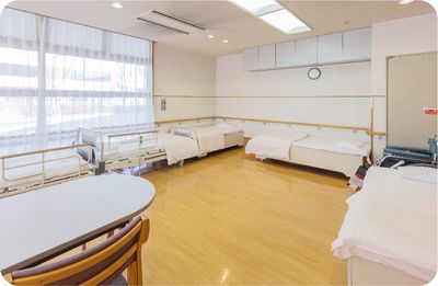 明るい居室の風景