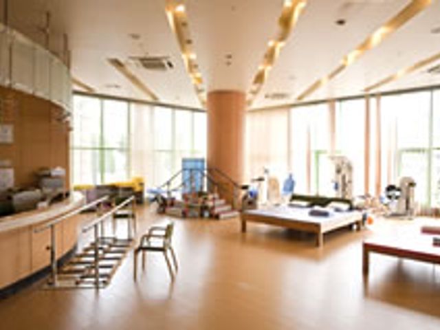 多機能な共有スペース ラウンジ 開放的なラウンジでは、ご自由に憩いの時間を過ごせます。様々なレクリエーション用品も揃っており、交流が図れる設計です。