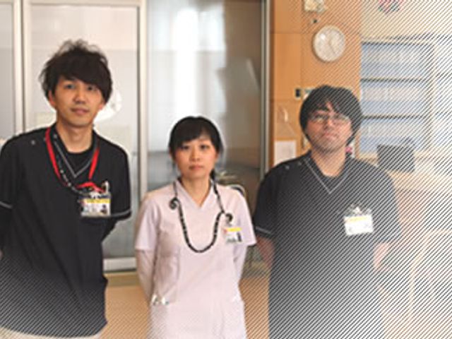 スタッフ三人のポートレート スタッフイメージ 笑顔で立つスタッフの表情から、明るい雰囲気の施設が伝わります。サポート体制もしっかりしており、安心です。