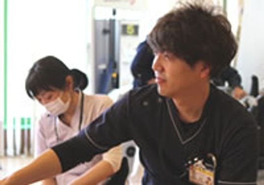 笑顔のスタッフと利用者