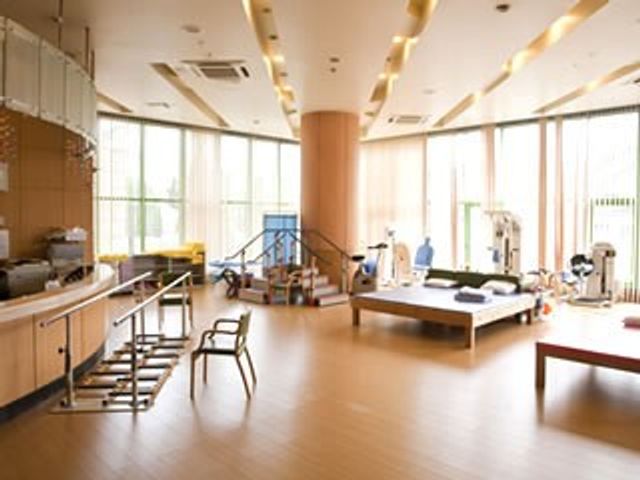 機能訓練の場 機能訓練室 開放的な空間で、リハビリ用の器具が整っています。自然光が入るので明るく快適です。