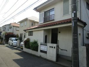 住宅街の建物外観  