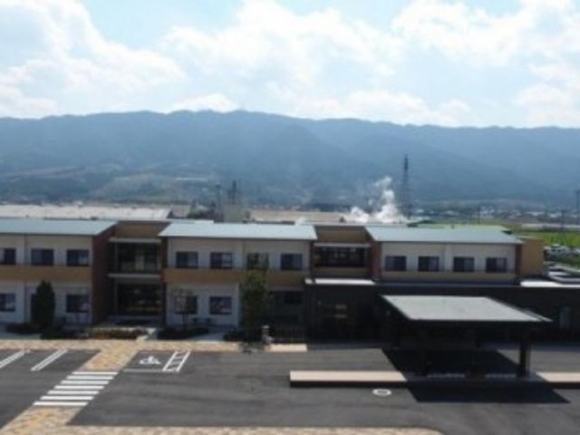 清潔感のある外観 外観 緑豊かな環境に佇むモダンな建物です。余裕を持った駐車スペースがございます。