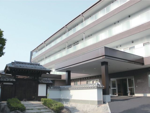 落ち着いた外観 外観 洗練されたデザインが印象的で、落ち着いた雰囲気の建物です。門構えが特徴的です。
