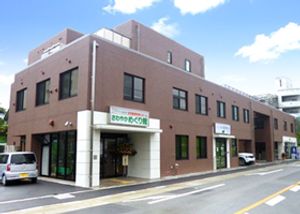 大きな建物の外観