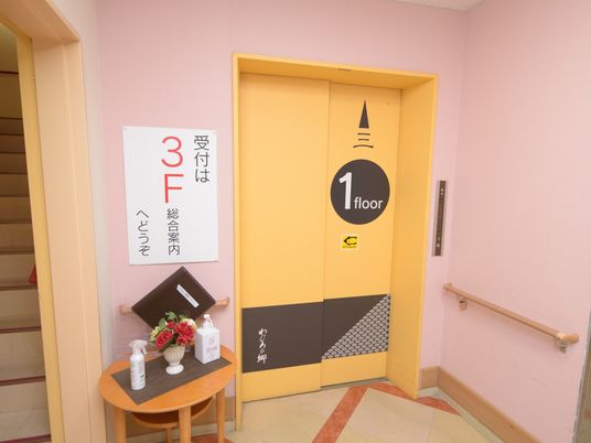 手すり付きエレベーター入口